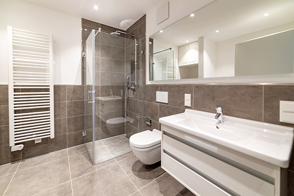 Modernes neues Badezimmer